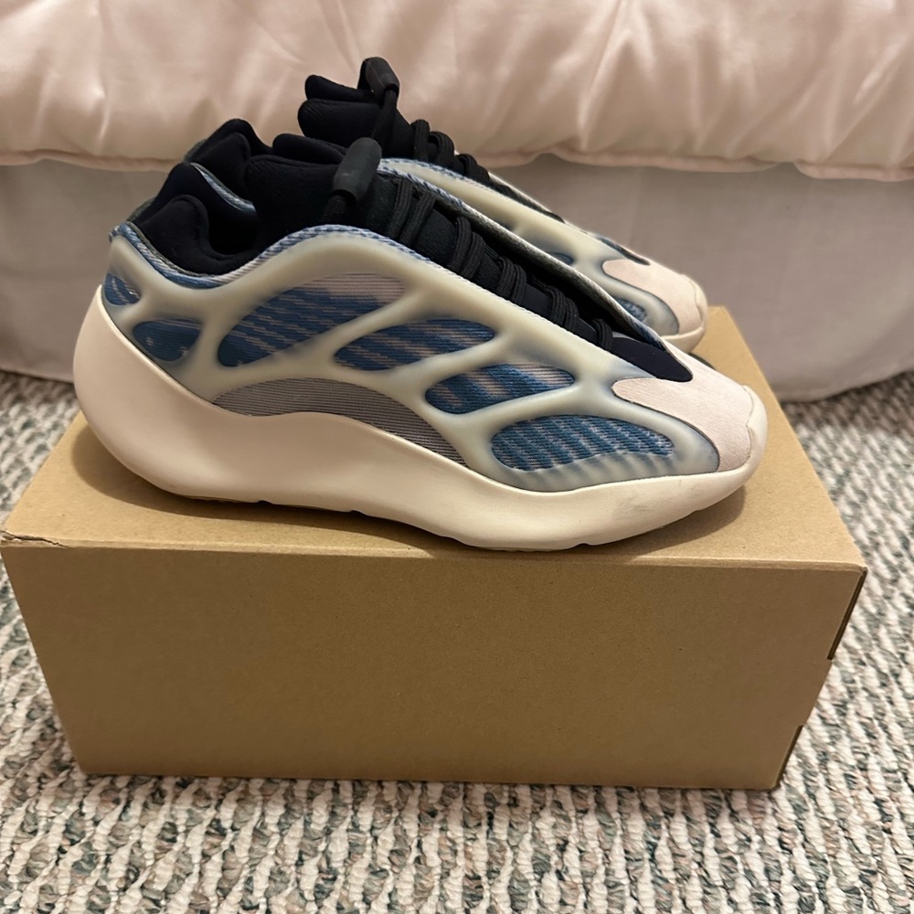 Yeezy 700 v3 Kyanite size 4.5